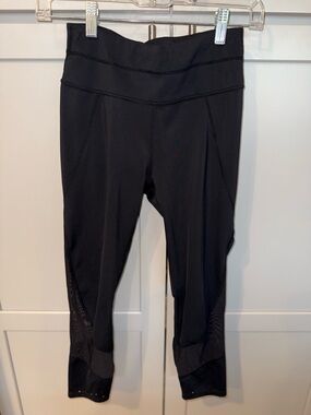 Athleta Black Crop Leggings XS Mesh Panel Pinhole Hem High Rise Pocket NWOT
